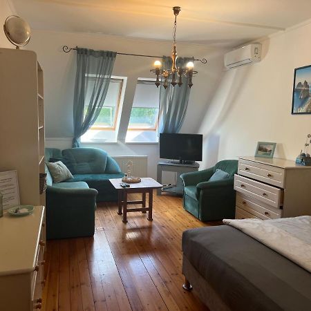 Capri Apartman Eger Esterno foto