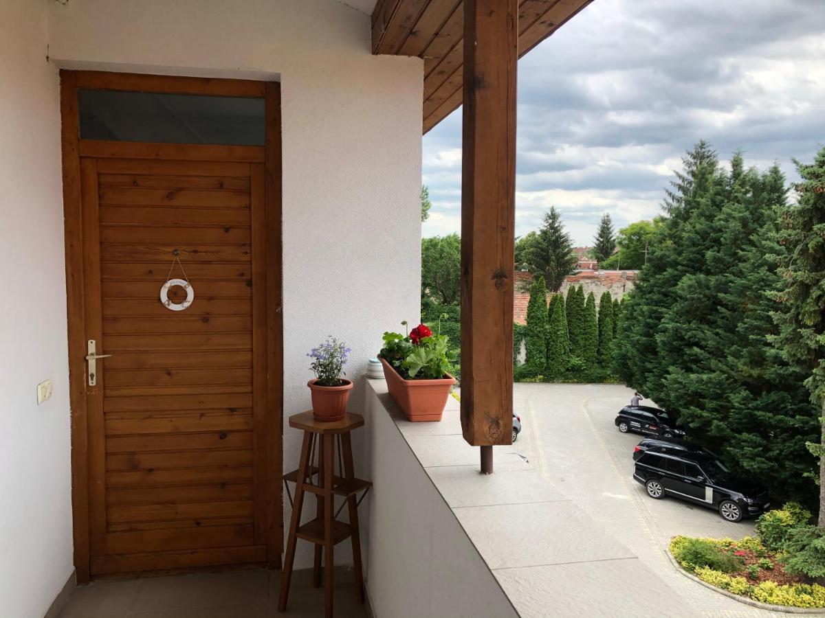 Capri Apartman Eger Esterno foto