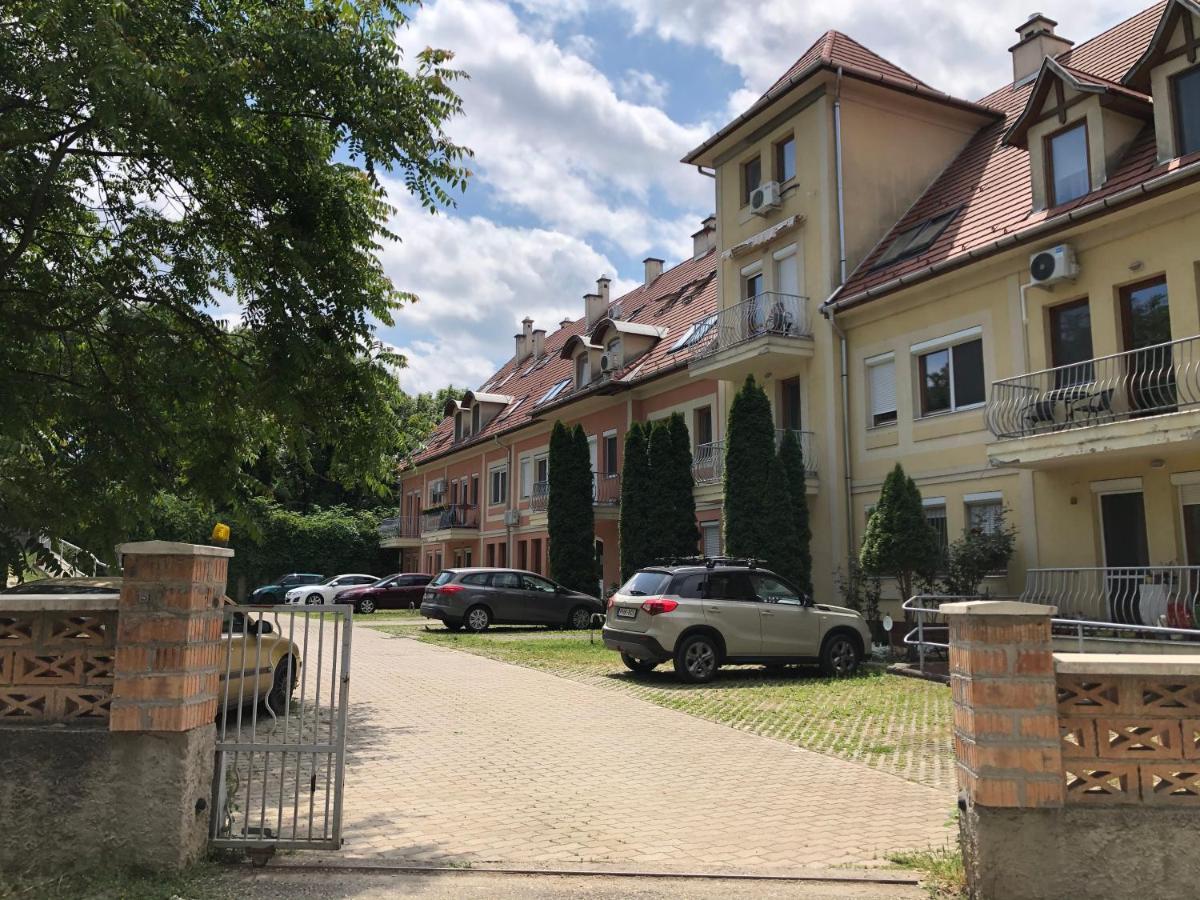 Capri Apartman Eger Esterno foto