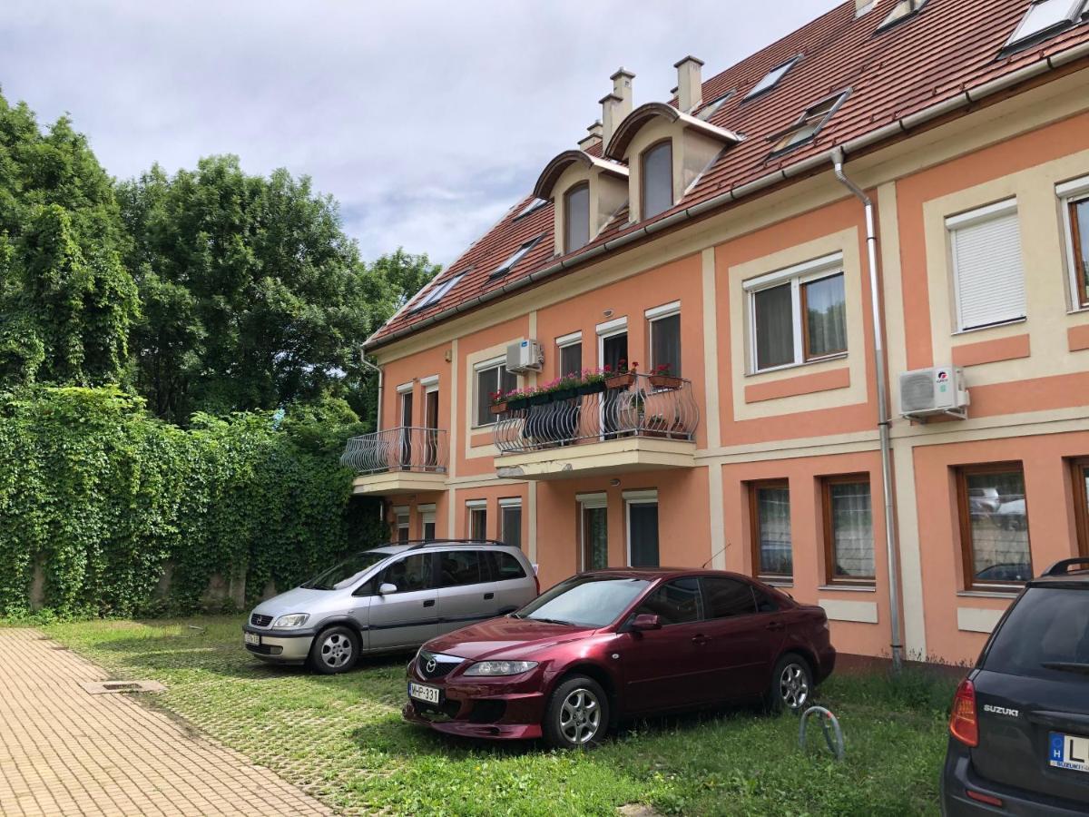 Capri Apartman Eger Esterno foto