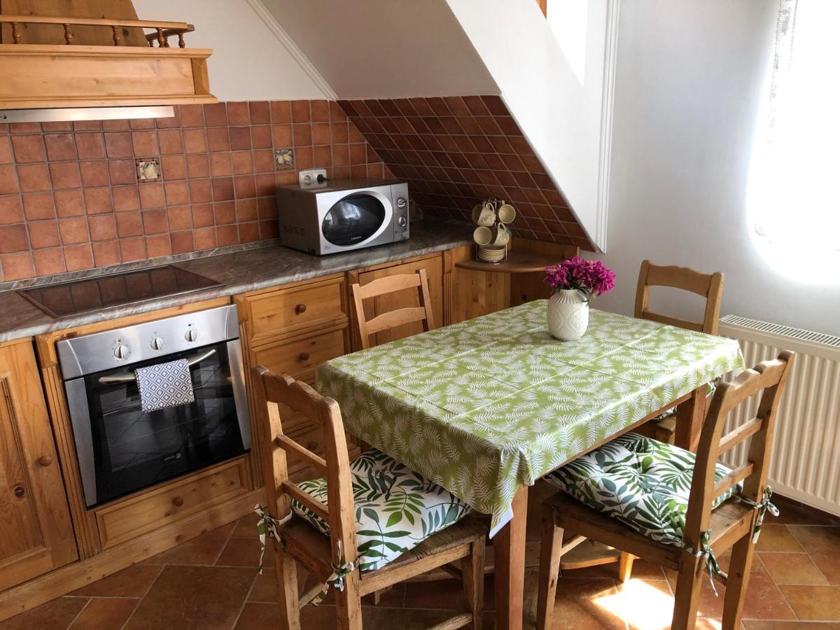 Capri Apartman Eger Esterno foto