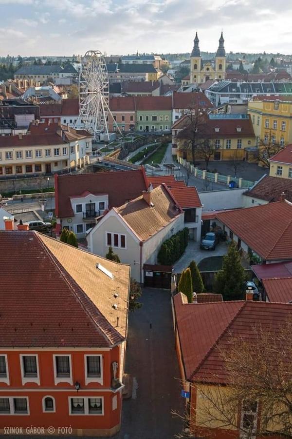 Capri Apartman Eger Esterno foto