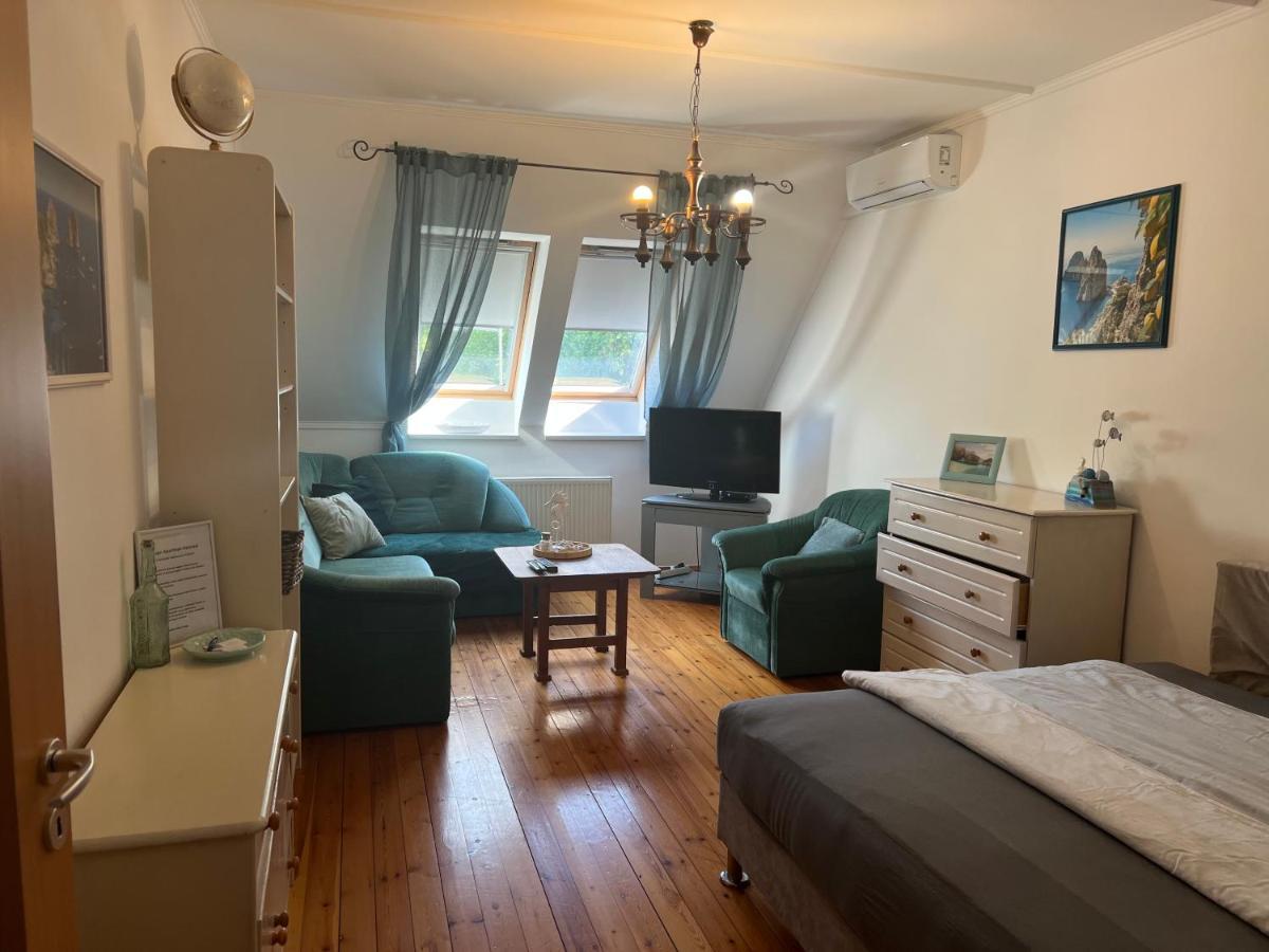 Capri Apartman Eger Esterno foto